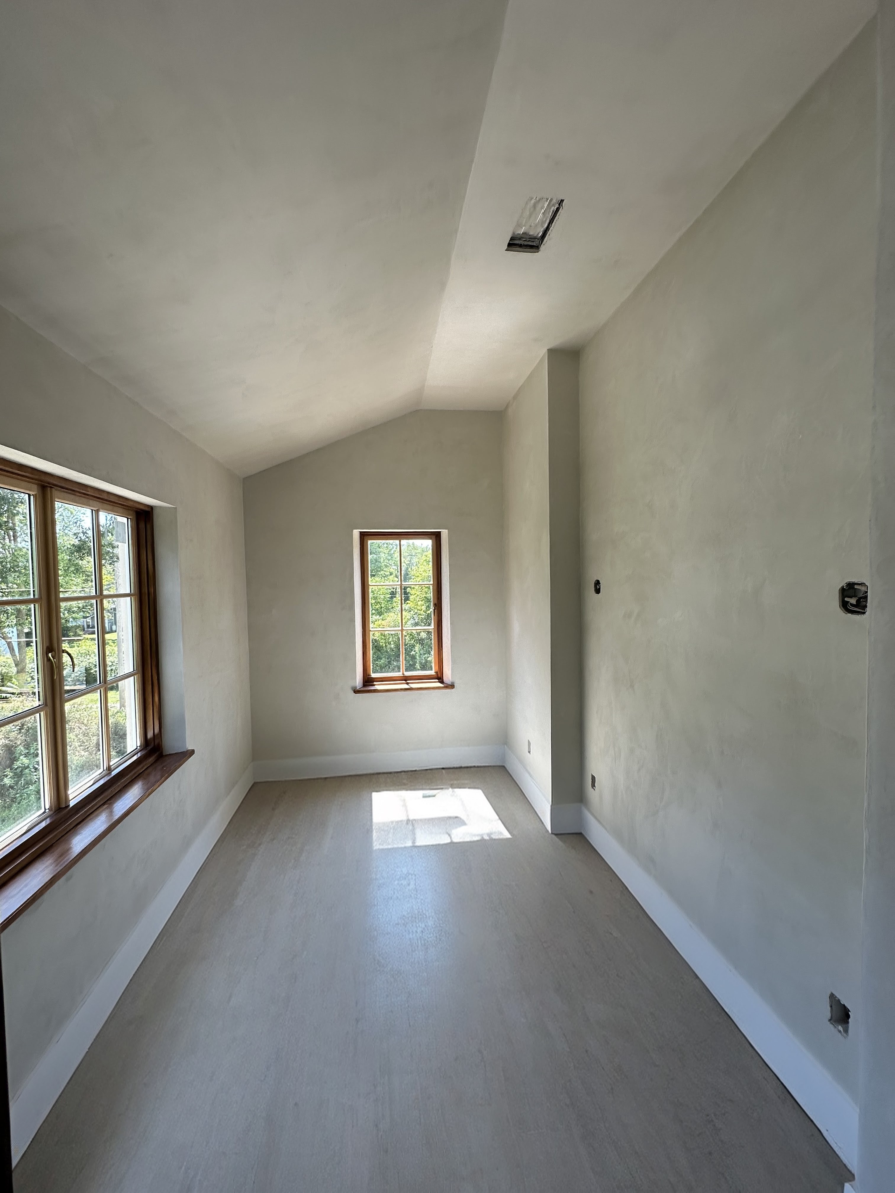 USG Imperial veneer basecoat with hand-troweled plaster finish &mdash; wall texture close-up